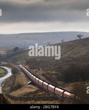 DB Fracht Merry gehen rund Kohle Zug mit importierten Kohle durch die Landschaft Landschaft auf der Settle Carlisle Bahnlinie bei Shotlock Hill Stockfoto