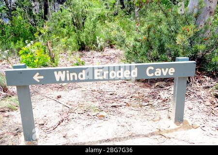 Das Schild zur Wind Eroded Cave in der Nähe von Anvil Rock und Blackheath Blue Mountains New South Wales Australien Stockfoto