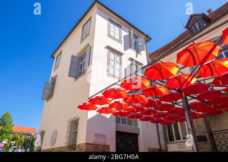 Maribor, Slowenien - 09. August 2019: Das rote Dach des Schirms vor dem Haupteingang des Regionalmuseums von Maribor Stockfoto