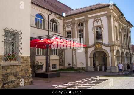 Maribor, Slowenien - 09. August 2019: Das rote Dach des Schirms vor dem Haupteingang des Regionalmuseums von Maribor Stockfoto