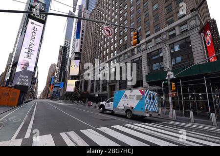 New York City, USA. April 2020. Ein Ambulanz macht eine Abbiegung auf 7th Ave. In einem fast menschenleeren Times Square aufgrund der COVID-19 Pandemie sozialen Einschränkungen, New York, NY, 20. April 2020. (Anthony Behar/Sipa USA) Credit: SIPA USA/Alamy Live News Stockfoto