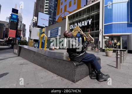 Der Altsaxophonist Sweet Lew (Name gegeben) spielt auf einem fast menschenleeren Times Square, aufgrund der sozialen Einschränkungen von COVID-19, New York, NY, 20. April 2020. (Anthony Behar/Sipa USA) Stockfoto