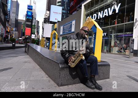 Der Altsaxophonist Sweet Lew (Name gegeben) spielt auf einem fast menschenleeren Times Square, aufgrund der sozialen Einschränkungen von COVID-19, New York, NY, 20. April 2020. (Anthony Behar/Sipa USA) Stockfoto