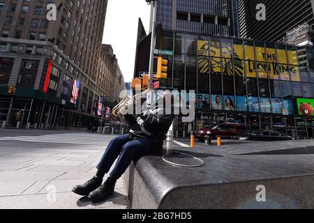 Der Altsaxophonist Sweet Lew (Name gegeben) spielt auf einem fast menschenleeren Times Square, aufgrund der sozialen Einschränkungen von COVID-19, New York, NY, 20. April 2020. (Anthony Behar/Sipa USA) Stockfoto