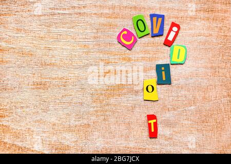 Covidiot Person, die die Warnungen in Bezug auf die öffentliche Gesundheit oder Sicherheit ignoriert. Menschen, die während der Pandemie andere Menschen nicht respektieren. Globale Krankheit Stockfoto