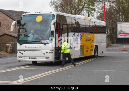 Schienenersatzbus/Reisebus am Bahnhof Lancaster während einer Linienschließung für Ingenieursarbeiten am Wochenende Stockfoto