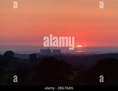 Sonnenuntergang hinter Heysham 1 und Heysham 2 Kernkraftwerk, im Besitz von EDF Energy, Großbritannien Stockfoto