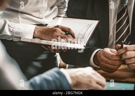 Die Hände der Frau halten Stift und bereit zu schreiben Stockfoto