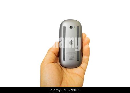 5. April 2020 - Bangkok, Thailand: Die Rückseite der schwarzen Zaubermaus auf weißem Hintergrund, die von Apple produziert wird. Stockfoto