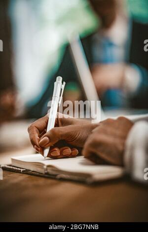 Geschäftsfrau Hände Schreiben in Note Pad Stockfoto