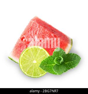 Scheibe rote Wassermelone, grüne Limettenfrüchte und Minzblätter auf weiß isoliert Stockfoto