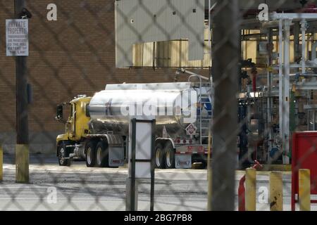 New York, NY, USA. April 2020. Ein LKW erhält an einer Transferstation im Bezirk Brooklyn Treibstoff, als am 20. April 2020 in New York Öl zu 300% in negatives Gebiet abstürzt. Kredit: Bryan Smith/ZUMA Wire/Alamy Live News Stockfoto