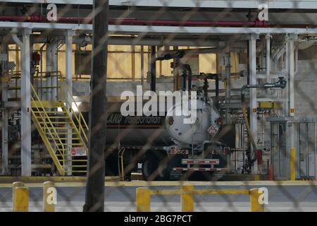 New York, NY, USA. April 2020. Ein LKW erhält an einer Transferstation im Bezirk Brooklyn Treibstoff, als am 20. April 2020 in New York Öl zu 300% in negatives Gebiet abstürzt. Kredit: Bryan Smith/ZUMA Wire/Alamy Live News Stockfoto