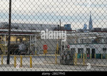 New York, NY, USA. April 2020. Ein LKW erhält an einer Transferstation im Bezirk Brooklyn Treibstoff, als am 20. April 2020 in New York Öl zu 300% in negatives Gebiet abstürzt. Kredit: Bryan Smith/ZUMA Wire/Alamy Live News Stockfoto