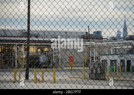 New York, NY, USA. April 2020. Ein LKW erhält an einer Transferstation im Bezirk Brooklyn Treibstoff, als am 20. April 2020 in New York Öl zu 300% in negatives Gebiet abstürzt. Kredit: Bryan Smith/ZUMA Wire/Alamy Live News Stockfoto