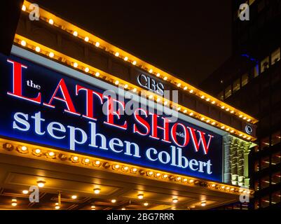 Nachtfoto mit beleuchteten Schild und Lichter des Festzeltes der späten Show mit Stephen Colbert Stockfoto