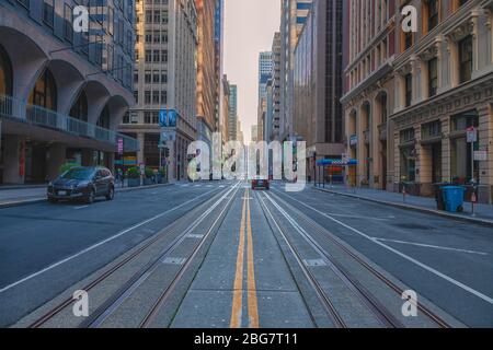 Die California Street in der Innenstadt ist während der Sperrung der Stadt aufgrund der COVID-19-Pandemie 2020, San Francisco, CA, USA, leer von Fußgängern und Verkehr. Stockfoto