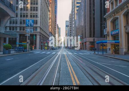 Die California Street in der Innenstadt ist während der Sperrung der Stadt aufgrund der COVID-19-Pandemie 2020, San Francisco, CA, USA, leer von Fußgängern und Verkehr. Stockfoto