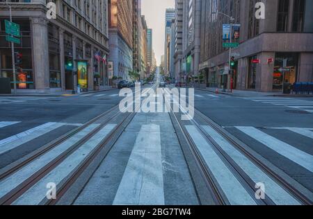 Die California Street in der Innenstadt ist während der Sperrung der Stadt aufgrund der COVID-19-Pandemie 2020, San Francisco, CA, USA, leer von Fußgängern und Verkehr. Stockfoto