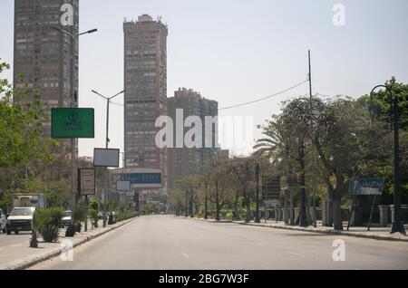 Kairo. April 2020. Das Foto vom 20. April 2020 zeigt eine leere Straße inmitten der COVID-19-Pandemie in Kairo, Ägypten. Ägypten meldete am Montag einen Rekord von 189 neuen COVID-19 Fällen in 24 Stunden, was die Gesamtzahl im Land auf 3,333 bringt. Kredit: Wu Huiwo/Xinhua/Alamy Live News Stockfoto