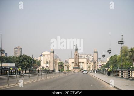 Kairo. April 2020. Das Foto vom 20. April 2020 zeigt eine leere Straße inmitten der COVID-19-Pandemie in Kairo, Ägypten. Ägypten meldete am Montag einen Rekord von 189 neuen COVID-19 Fällen in 24 Stunden, was die Gesamtzahl im Land auf 3,333 bringt. Kredit: Wu Huiwo/Xinhua/Alamy Live News Stockfoto