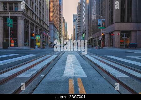 Die California Street in der Innenstadt ist während der Sperrung der Stadt aufgrund der COVID-19-Pandemie 2020, San Francisco, CA, USA, leer von Fußgängern und Verkehr. Stockfoto