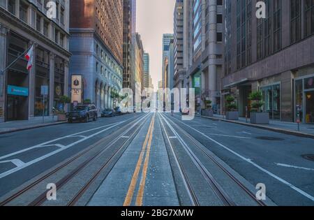 Die California Street in der Innenstadt ist während der Sperrung der Stadt aufgrund der COVID-19-Pandemie 2020, San Francisco, CA, USA, leer von Fußgängern und Verkehr. Stockfoto