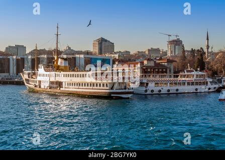 Bosphorus, Besiktas, Istanbul, Türkei, 03. Januar 2012: City Lines Fähranleger Stockfoto