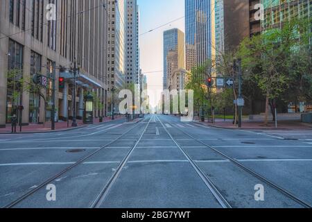 Die Market Street by Downtown ist während der Sperrung der Stadt aufgrund der COVID-19-Pandemie in San Francisco, Kalifornien, USA, leer von Fußgängern und Verkehr. Stockfoto