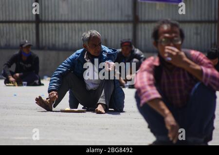 Kathmandu, Nepal. April 2020. Tägliche Wettarbeiter essen während der landesweiten Lockdown, die am 20. April 2020 in Kathmandu, Nepal, nach dem Corona-Virus (COVID-19) verhängt wurde, Lebensmittel, die von den Anhängern von Gorakhnath im Buspark bereitgestellt wurden. (Foto von Subash Shrestha/Pacific Press) Quelle: Pacific Press Agency/Alamy Live News Stockfoto