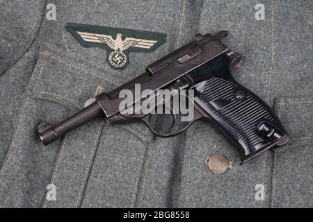 WWII Ära nazi deutsche Armee 9 mm halbautomatische Pistole auf Armee grau uniform Hintergrund Stockfoto