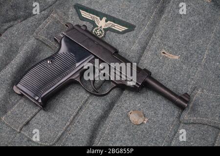 WWII Ära nazi deutsche Armee 9 mm halbautomatische Pistole auf Armee grau uniform Hintergrund Stockfoto