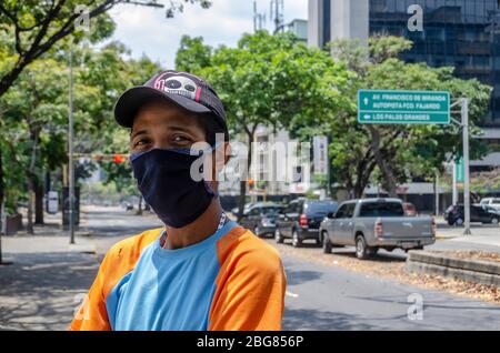 Viele Venezolaner mussten trotz der Covid-19-Quarantäne und der damit verbundenen Risiken arbeiten. Vor allem Arbeiter in Lebensmittel-, Gesundheits- und Pharmaunternehmen Stockfoto