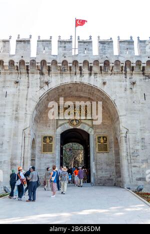 Istanbul, Türkei, 04. Juli 2007: Topkapi Palast, 1. Hof, Babusselam Tor oder Salute Tor und Besucher Stockfoto