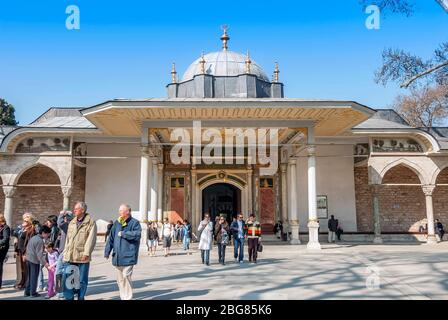 Istanbul, Türkei, 09. April 2007: Topkapi Palast, 2. Hof, 2. Hof, 2. Hof, Tor der Felicity und Wisitors Stockfoto