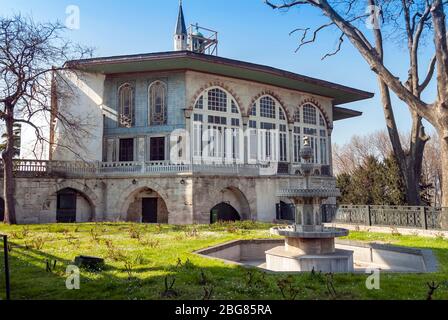 Istanbul, Türkei, 09. April 2007: Topkapi-Palast, 4. Innenhof, Bagdat Lodge, Tulip Garden Stockfoto