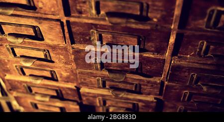 Alte Holzgarderobe mit kleinen Schubladen für die Aufbewahrung von Briefen, Vintage Retro-Safe, exklusive handgemachte Mini-Garderobe aus dem 19. Jahrhundert. Stockfoto