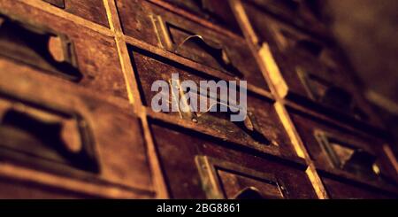 Alte Holzgarderobe mit kleinen Schubladen für die Aufbewahrung von Briefen, Vintage Retro-Safe, exklusive handgemachte Mini-Garderobe aus dem 19. Jahrhundert. Stockfoto