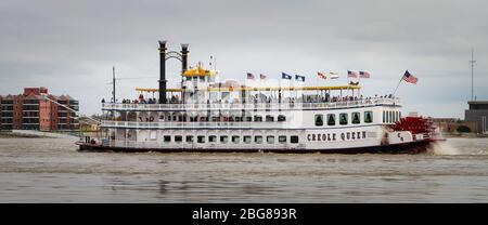 New Orleans, LA - 27. März 2016: Das Dampfschiff Creole Queen fährt den Mississippi in der Nähe von New Orleans hinauf. Stockfoto