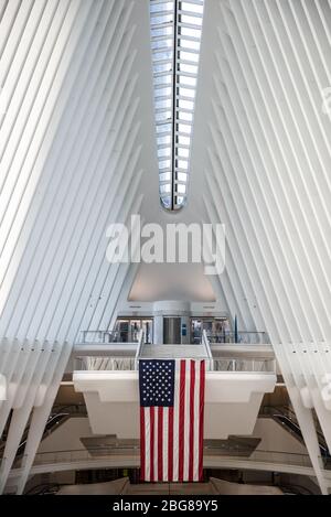 Oculus mit großer amerikanischer Flagge im Vordergrund und senkrechten Linien bis zur Decke. Keine Menschen aufgrund von Pandemie und sozialen Distanzierungsregeln. Stockfoto