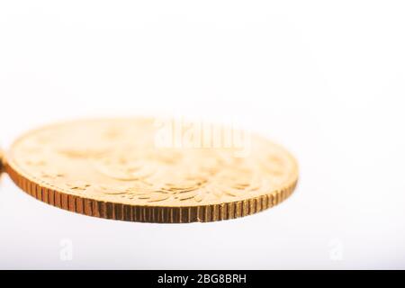 Türkische Goldmünze im osmanischen Stil auf weißem Hintergrund Stockfoto