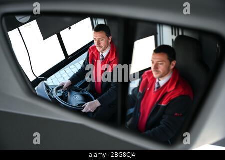 Friedrichshafen, Deutschland. April 2020. Zoran Djuric, Busfahrer des Regionalverkehrs Alb-Bodensee (RAB), steuert einen Bus durch Friedrichshafen. (Motiv durch den doppelten Rückspiegel aufgenommen). (An dpa: ''Wir haben wenige Kontakte' - als Busfahrer während der Corona-Zeiten unterwegs') Quelle: Felix Kästle/dpa/Alamy Live News Stockfoto