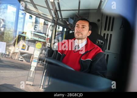 Friedrichshafen, Deutschland. April 2020. Zoran Djuric, Busfahrer des Regionalverkehrs Alb-Bodensee (RAB), steuert einen Bus durch Friedrichshafen. (Motiv durch die Windschutzscheibe aufgenommen). (An dpa: ''Wir haben wenige Kontakte' - als Busfahrer während der Corona-Zeiten unterwegs') Quelle: Felix Kästle/dpa/Alamy Live News Stockfoto