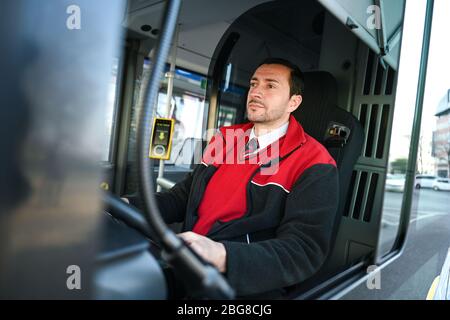 Friedrichshafen, Deutschland. April 2020. Zoran Djuric, Busfahrer des Regionalverkehrs Alb-Bodensee (RAB), steuert einen Bus durch Friedrichshafen. (An dpa: ''Wir haben wenige Kontakte' - als Busfahrer während der Corona-Zeiten unterwegs') Quelle: Felix Kästle/dpa/Alamy Live News Stockfoto