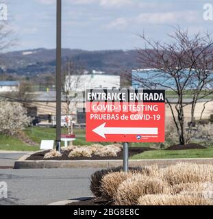 Berks County, Pennsylvania - 12. April 2020 - Covid-19 Richtungsschild am St. Joseph Medical Center, Stockfoto
