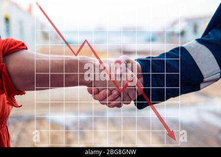 Konzept des fallenden Marktes in der Marineindustrie mit nach unten Grafiken. Marine Auftragnehmer Geschäftsmann Handshake mit Arbeiter Stockfoto