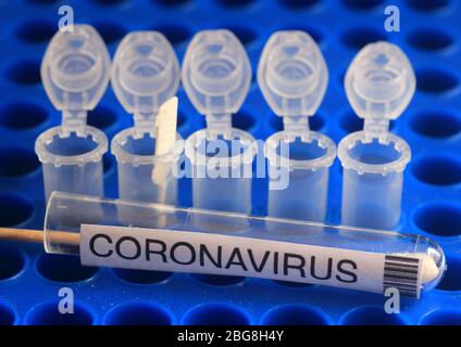 Selektiver Fokus auf die Prüfung für Covid-19 Protokoll mit RNA und Echtzeit-PCR-Technologie zum Nachweis SARS-Cov-2 Coronavirus-Konzept Stockfoto