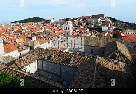 Die Franziskanerkirche und das Kloster in der Altstadt von Dubrovnik, Kroatien. Stockfoto