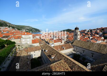 Die Franziskanerkirche und das Kloster in der Altstadt von Dubrovnik, Kroatien. Stockfoto