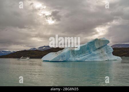 Bootsausflug auf dem Lago Argentino mit großem Eisberg auf dem Weg nach Upsala und Spegazzini Gletscher, patagonien, Argentinien Stockfoto